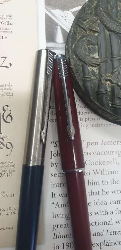 2 VINTAGE PARKER PENS. 1 FOUNTAIN , 1 PUSH PEN ( INK REFILL DRY )