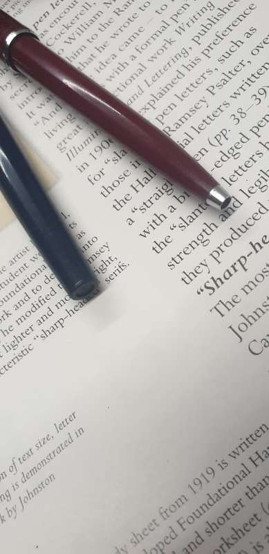 2 VINTAGE PARKER PENS. 1 FOUNTAIN , 1 PUSH PEN ( INK REFILL DRY )