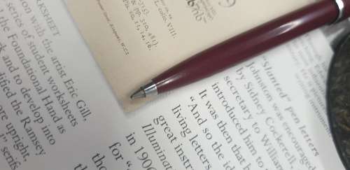 2 VINTAGE PARKER PENS. 1 FOUNTAIN , 1 PUSH PEN ( INK REFILL DRY )