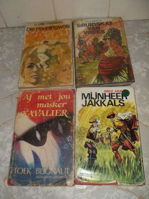 4 AFRIKAANSE STORIE BOEKE