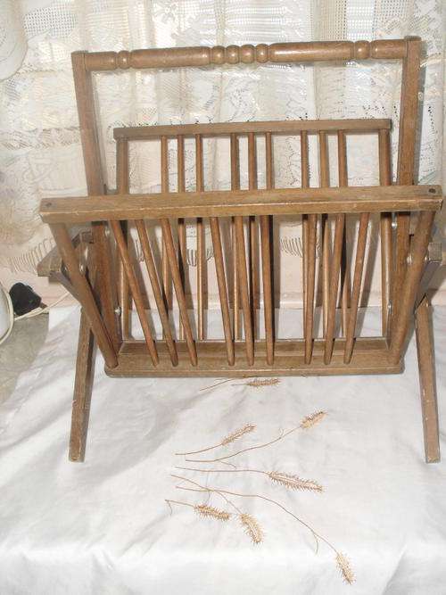 LOVELY MAGAZINE RACK
