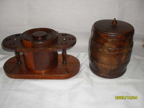 STUNNING WOODEN PIPE STAND AND BARREL TABACO HOLDER