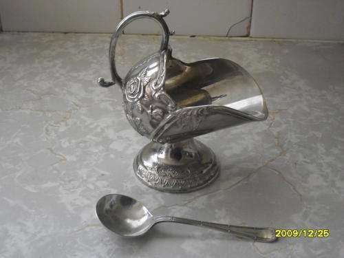 STUNNING PLATED SUGAR SCOOP WITH SPOON