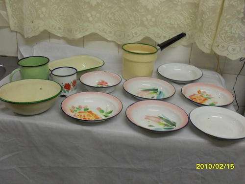 LOT OF ENAMEL ITEMS