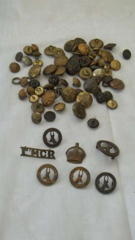 JOBLOT  MILITARIA BADGES AND BUTTONS
