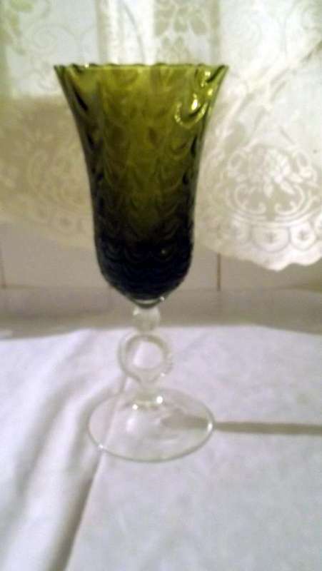 STUNNING GREEN FLOWER VASE