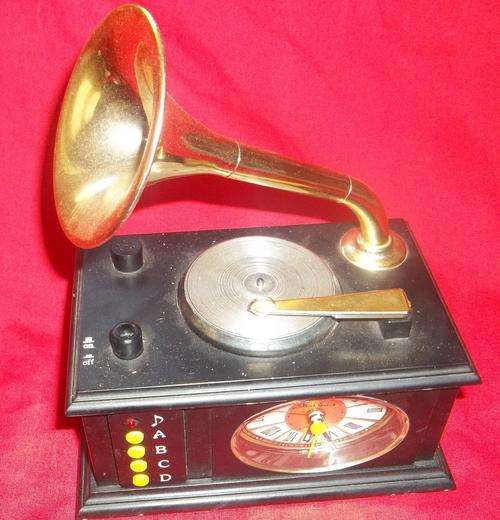 ORNAMENTAL REPLICA OF OLD GRAMMAPHONE