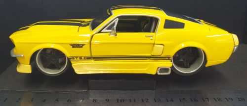 # 1967 - FORD MUSTANG GT - DIE CAST MODEL - 1:24 - MAISTO #