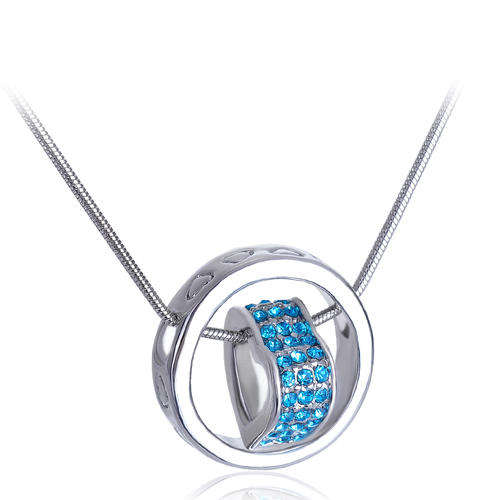 ** FREE POSTAGE ** Exquisite Heart in Ring Necklace