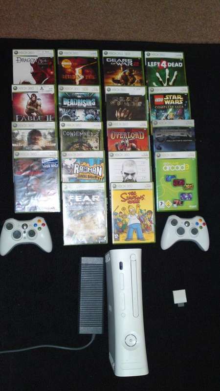 XBOX 360 Arcade HDMI + 2 Wireless controllers + 18 Games