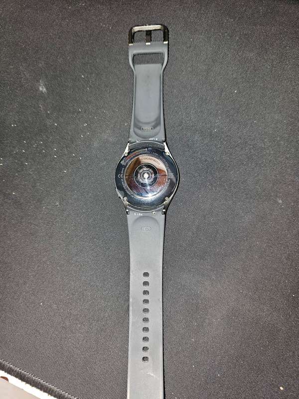 SAMSUNG WATCH 4 GOOD CONDITION 100% WORKING COMES WITH BOX AND CHARGER BARGAIN!