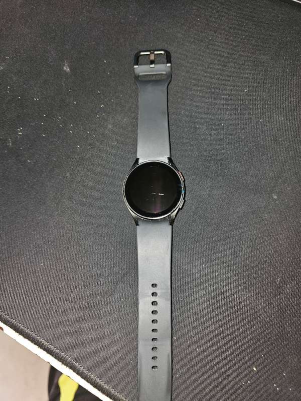 SAMSUNG WATCH 4 GOOD CONDITION 100% WORKING COMES WITH BOX AND CHARGER BARGAIN!