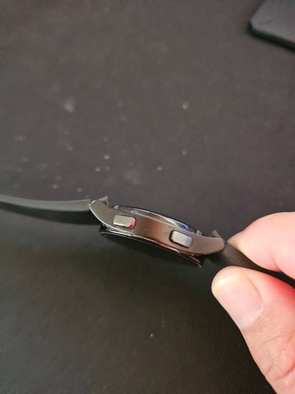 SAMSUNG WATCH 4 GOOD CONDITION 100% WORKING COMES WITH BOX AND CHARGER BARGAIN!
