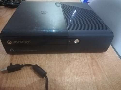 Xbox 360E - 500GB + Kinect + Games + 2 Remotes