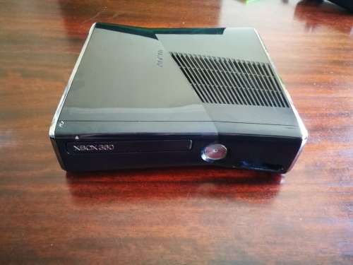 2 x Xbox 360 Consoles ++ 3 Remotes ++ 9 Games ++ Extras