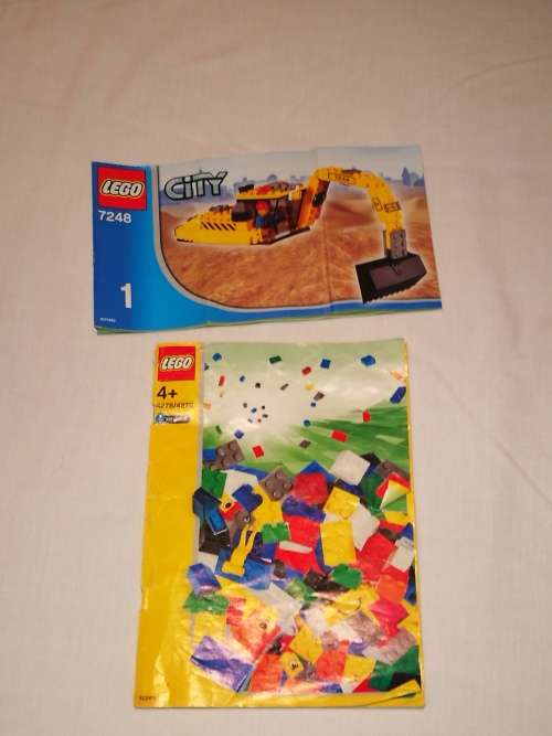 LEGO SET - 1050 Pieces with Special sets, 10 LEGO characters + Manuals