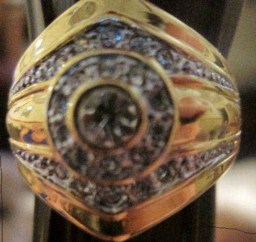 9Ct gold ring with large center stone and smaller stones