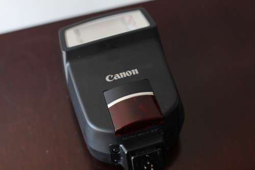 CANON FLASH SPEEDLITE 220EX IN MINT CONDITION WITH POUCH