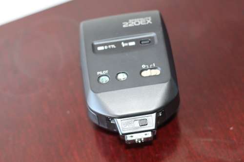 CANON FLASH SPEEDLITE 220EX IN MINT CONDITION WITH POUCH