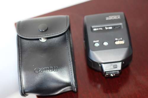 CANON FLASH SPEEDLITE 220EX IN MINT CONDITION WITH POUCH
