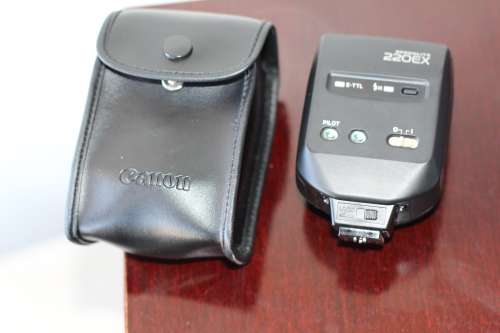 CANON FLASH SPEEDLITE 220EX IN MINT CONDITION WITH POUCH