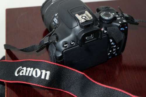CANON EOS 650D DSLR CAMERA WITH 18-55MM 1:3.5-5.6 IS II LENS IN MINT CONDITION