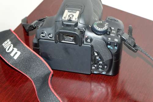 CANON EOS 650D DSLR CAMERA WITH 18-55MM 1:3.5-5.6 IS II LENS IN MINT CONDITION