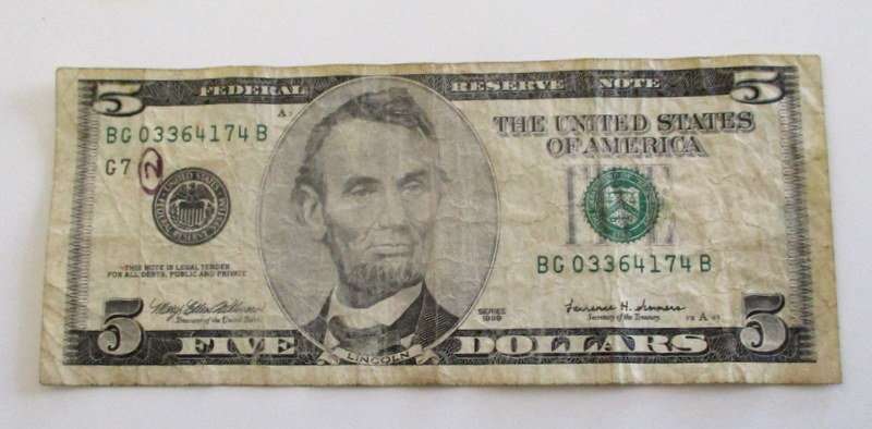 A 5 DOLLAR AMERICAN BANKNOTE AND A LOT OF AMERICAN COINS