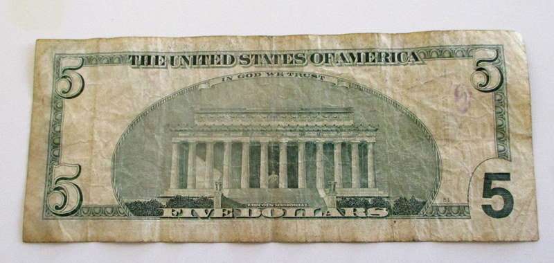 A 5 DOLLAR AMERICAN BANKNOTE AND A LOT OF AMERICAN COINS