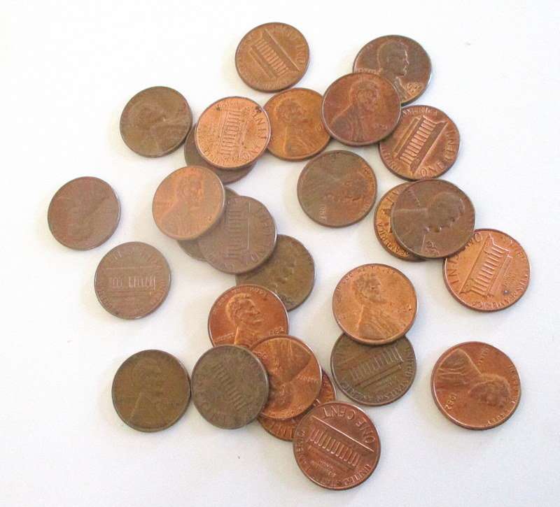 A 5 DOLLAR AMERICAN BANKNOTE AND A LOT OF AMERICAN COINS