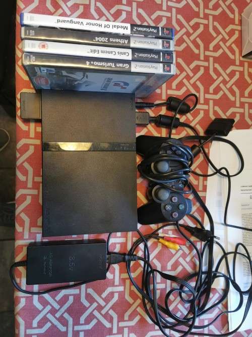 Sony Playstation 2 - SCPH-70004 - excellent condition with 4 games
