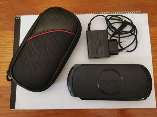 PSP E1004 Street - (basically new - no orig box) with orig. charger, pouch and 64gb Memory Pro Duo