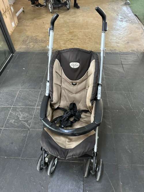 peg perego pram PLIKO P3 COMPACT It has one hand open-close folding control on the handle bar. The s
