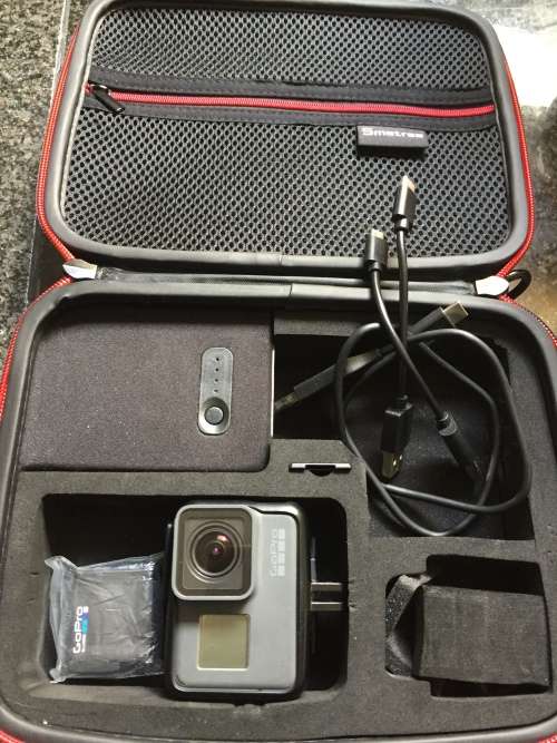 GOPRO HERO 5 | 2 BATTERIES | USB CABLE | 2 X TYPE-C USB |CHARGER|CASING|POUCH*GOOD CONDITION