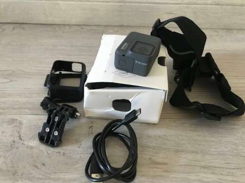 4K GOPRO HERO 7 SILVER * BOX * 32 GB MICRO SD *CASING * GOOD CONDITION