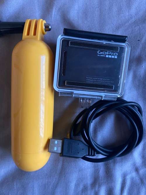 GOPRO HERO 4 SILVER*BRACKET*CASING*USB CABLE * GOOD  CONDITION