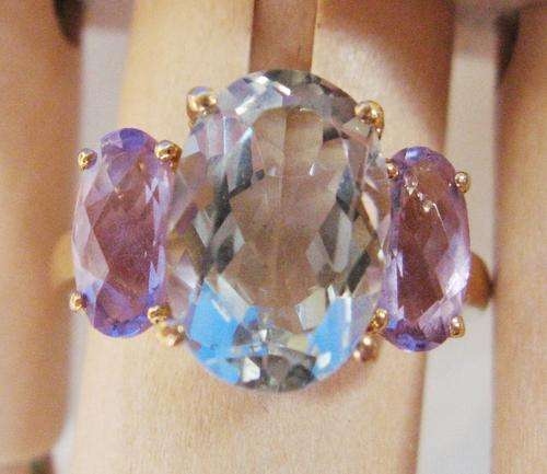 ***MONEY-BACK GUARANTEE*** A FINE 9CT YELLOW GOLD GREEN & PURPLE AMETHYST TRILOGY RING SIZE O