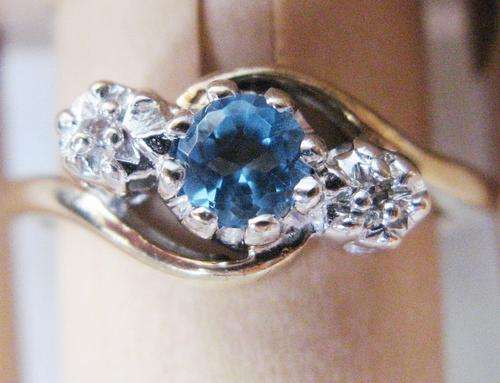 ***MONEY-BACK GUARANTEE*** STUNNING TOPAZ & DIAMOND 3 STONE RING 9CT GOLD