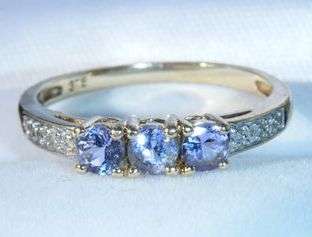 A FINE 9CT YELLOW GOLD TANZANITE & DIAMOND ETERNITY RING SIZE O