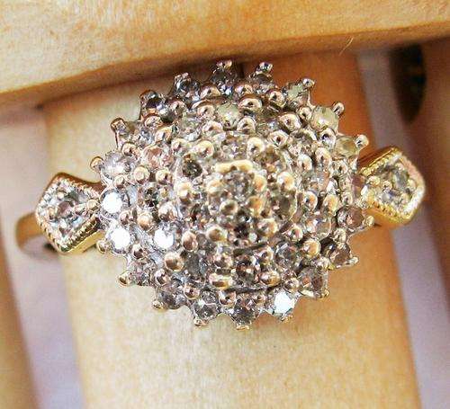 ***MONEY-BACK GUARANTEE*** A FINE 9CT YELLOW GOLD .33 CARAT DIAMOND LADIES CLUSTER RING SIZE M