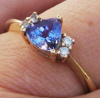 A FINE 9CT YELLOW GOLD TANZANITE & DIAMOND LADIES RING SIZE 8