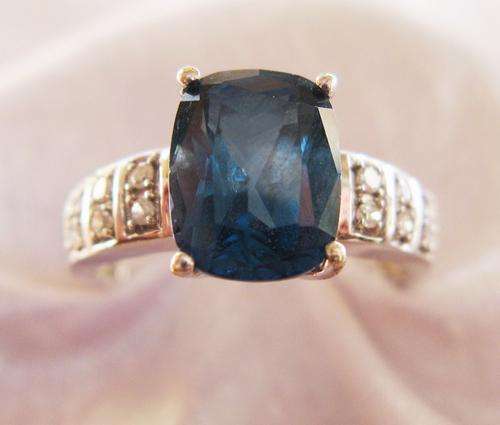 ***UNBELIEVABLE COLOUR!!!***A UK HALLMARKED 9CT WHITE GOLD BLUE TOPAZ & DIAMOND DECO RING