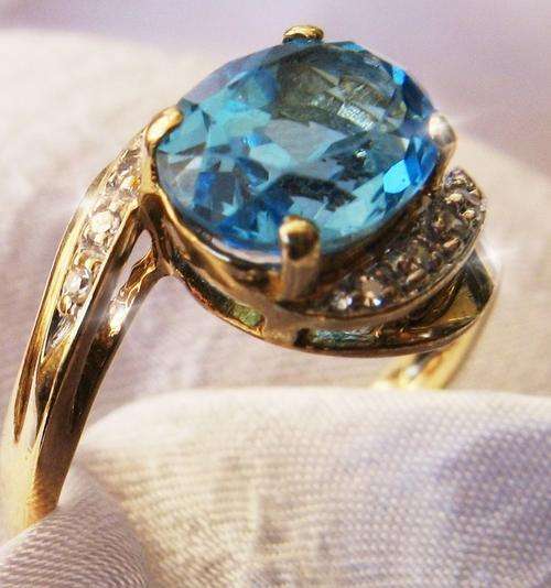 A UK HALLMARKED 9CT YELLOW GOLD DIAMOND & 1 CARAT BLUE TOPAZ RING SIZE L