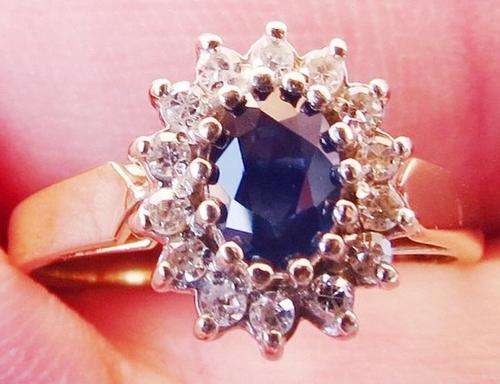 ***R26 480*** BEAUTIFUL SAPPHIRE AND DIAMOND CLUSTER RING 9CT GOLD