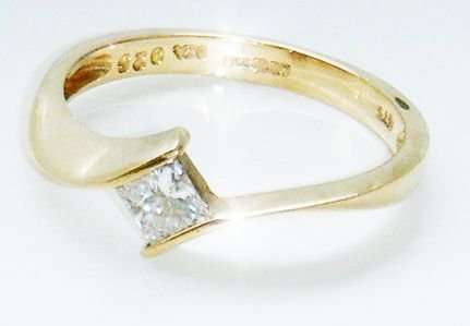 SUPERB 9CT YELLOW GOLD .25 CARAT PRINCESS DIAMOND ENGAGEMENT RING SIZE N