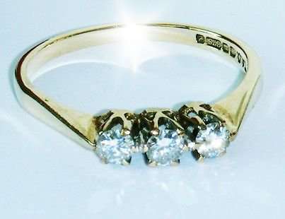 UK HALLMARKED 9CT YELLOW GOLD .30 CARAT DIAMOND TRILOGY RING SIZE M