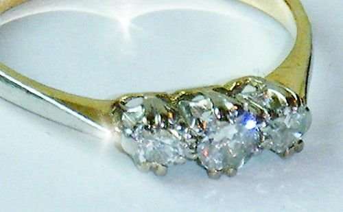 SUPERB 18CT YELLOW GOLD .25 CARAT DIAMOND TRILOGY RING SIZE O