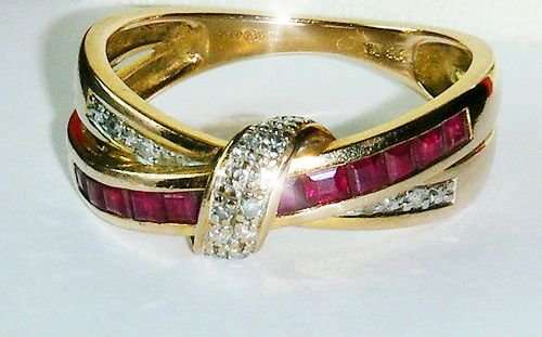 9CT YELLOW GOLD DIAMOND & SQUARE RUBY RING SIZE K