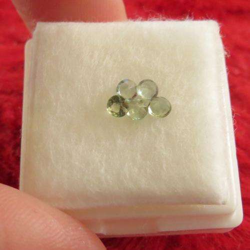 0.61 BEAUTIFUL GREEN SAPPHIRES