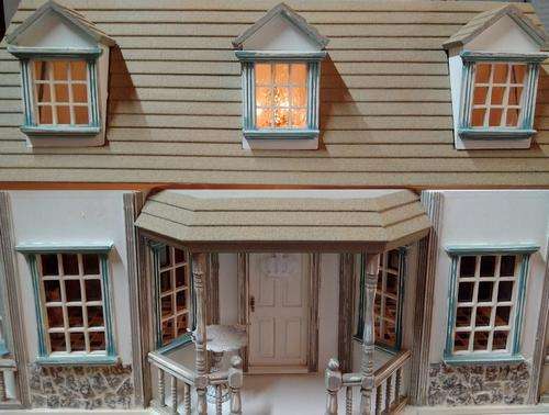 ***COLLECTORS ITEM*** 1/12 SCALE DOLLHOUSE WITH WORKING CHANDELIER AND FURNITURE